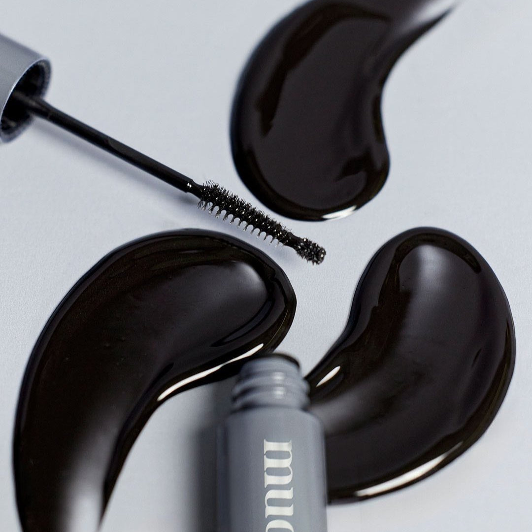MUDE Eye Eye Ting Ting Serum Shot MUDE, sérum pour les yeux sur fond blanc, application avec gouttes noires et pinceau