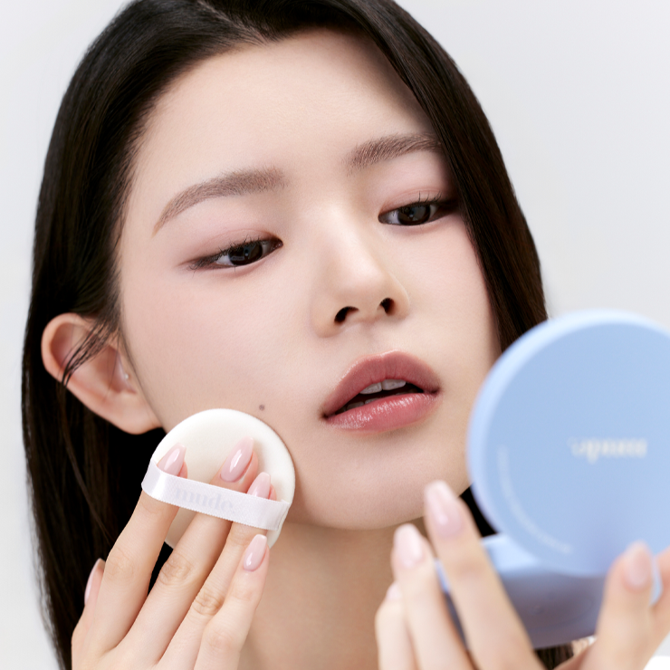 MUDE Settingn Powder Patch, sur peau de mannequin appliquant le produit; marque MUDE, miroir bleu, beauté maquillage.