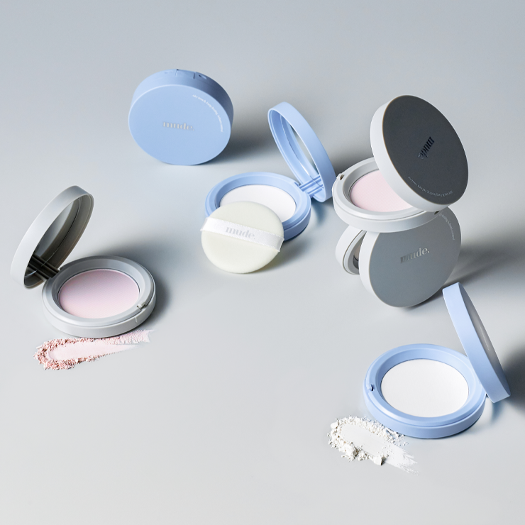 MUDE Settingn Powder Patch de MUDE, poudres compactes ouvertes sur fond clair, maquillage en accessoires pro.