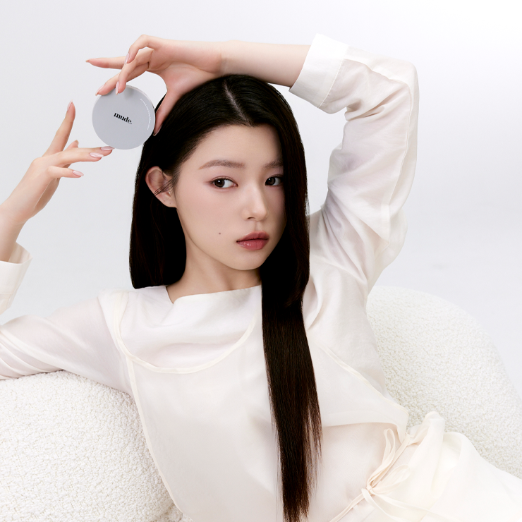 MUDE Settingn Powder Patch par MUDE, patch beauté sur peau; modèle en studio fond clair, mains appliquant l’accessoire.