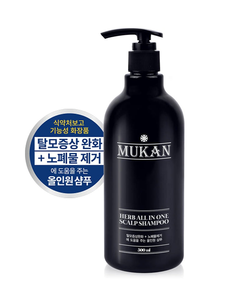 MUKAN Herb All-in-One Scalp Shampoo 500ml, bouteille noire avec pompe, sur fond blanc, étiquette produit visible.