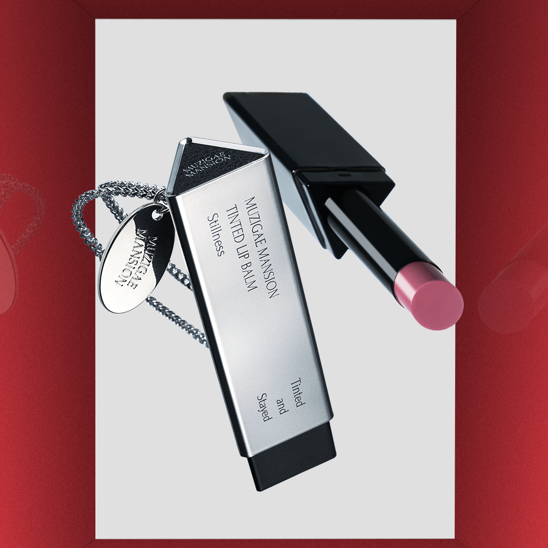 MUZIGAE MANSION Tinted Lip Balm, sur fond rouge, packaging et baume teinté, présentation beauté élégante.