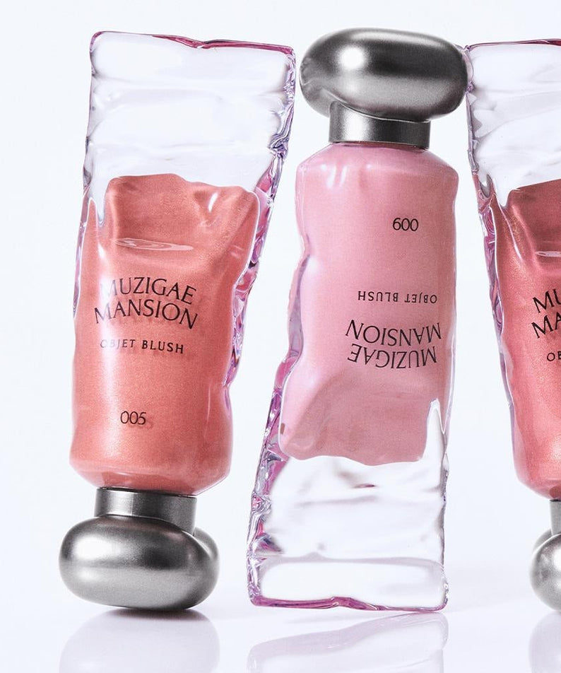 Trois tubes de MUZIGAE MANSION Object Blush 5ml en différentes nuances de rose et pêche, design élégant et moderne.
