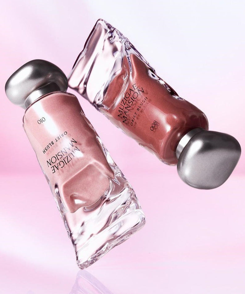 MUZIGAE MANSION Object Blush 5ml en présentation élégante sur fond rose, produits de maquillage innovants.