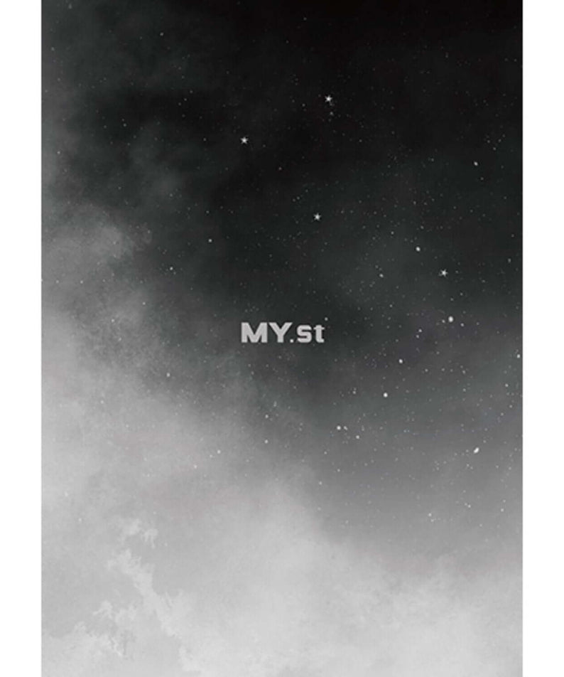 MY.ST - [THE GLOW : ILLUSION] - Album Kpop, cover sombre étoilée de MY.St, atmosphère mystérieuse et lumineuse