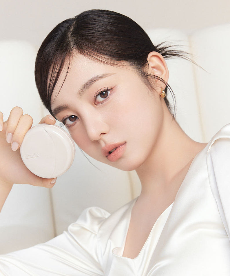 Mude Soft Silky Fit Cushion SPF50+ PA+++ Product + Refill, marque Mude, femme en tenue blanche tenant la recharge, beauté