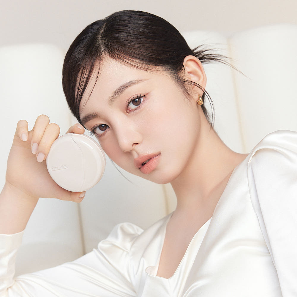 Mude Soft Silky Fit Cushion SPF50+ PA+++ Product + Refill, marque Mude, femme en tenue blanche tenant la recharge, beauté