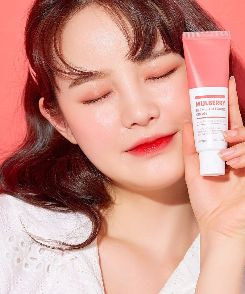 Décris l'image en français en mentionnant le produit, la marque et le contexte visuel : A'PIEU Mulberry Blemish Clearing Cream 50ml