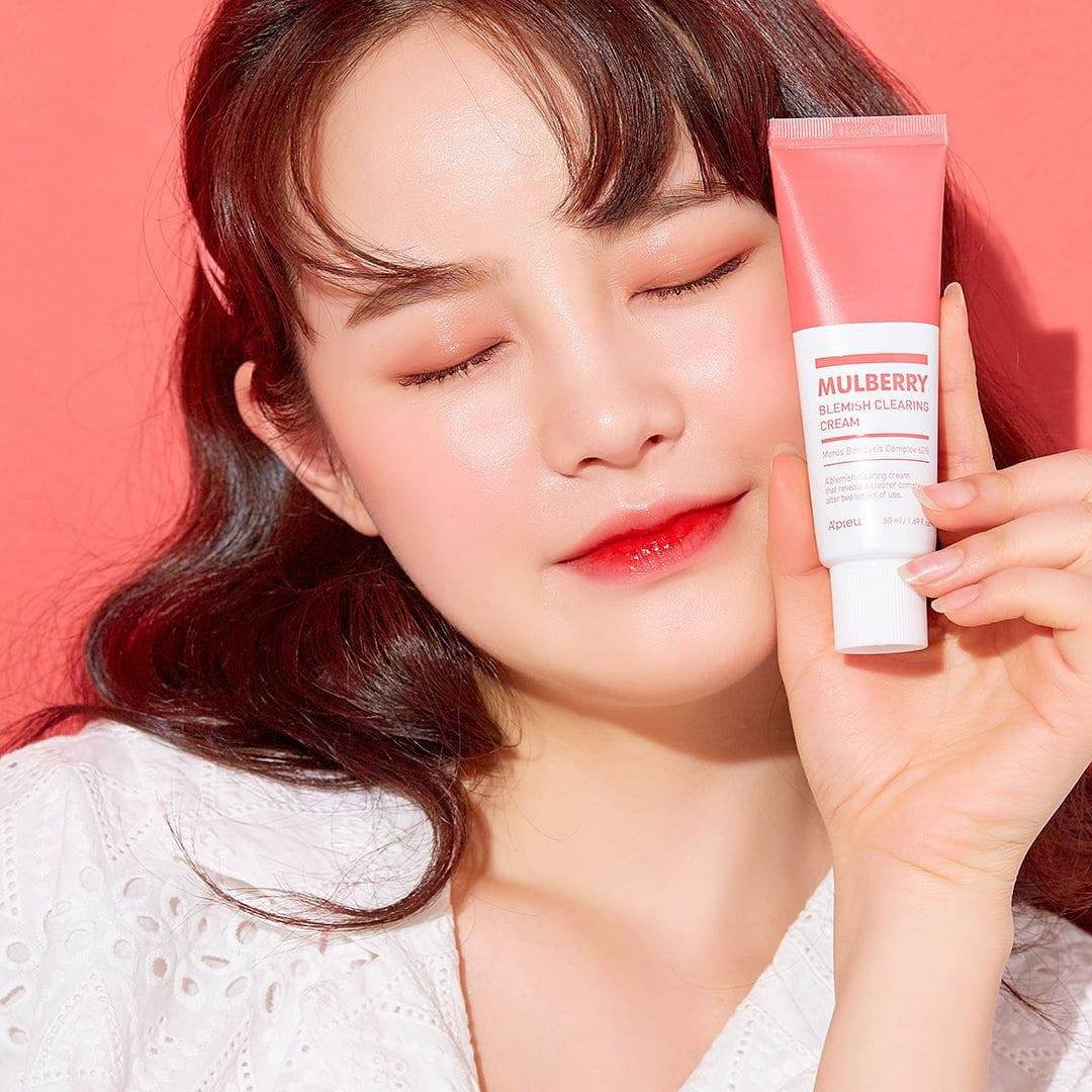 Décris l'image en français en mentionnant le produit, la marque et le contexte visuel : A'PIEU Mulberry Blemish Clearing Cream 50ml