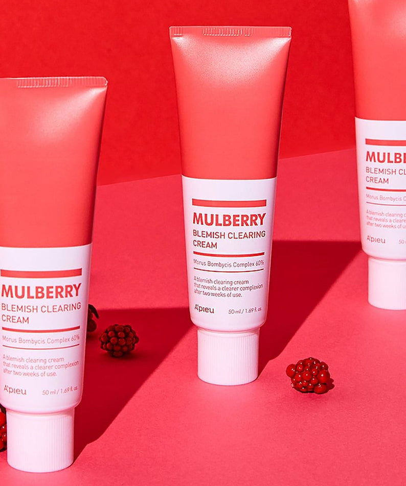 A'PIEU Mulberry Blemish Clearing Cream 50ml, tubes roses sur fond rouge, marque A'PIEU et baies visibles.