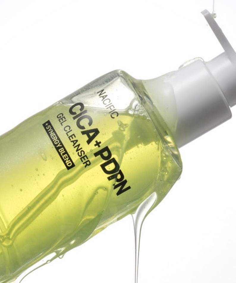 NACIFIC Cica PDRN Gel Cleanser 200ml, flacon vert pressé sur fond blanc : gel nettoyant à la texture cica