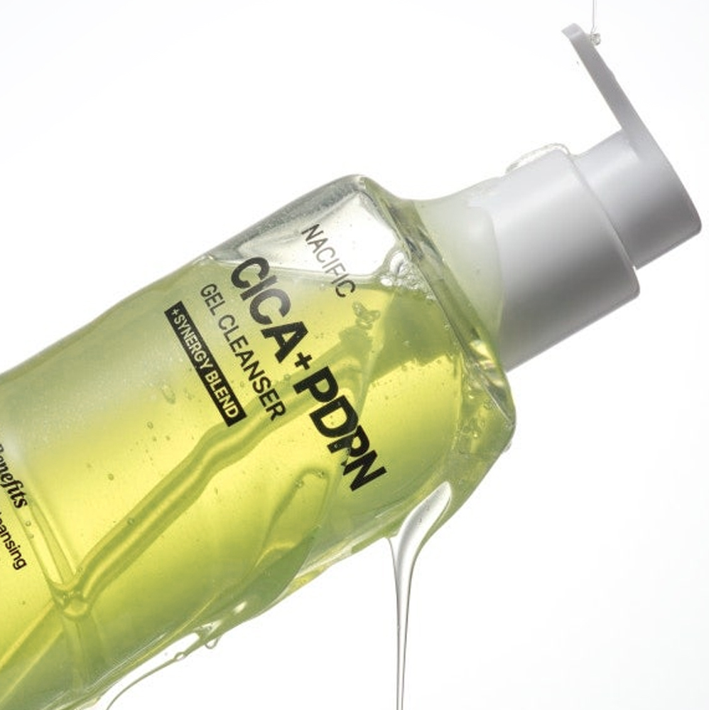 NACIFIC Cica PDRN Gel Cleanser 200ml, flacon vert pressé sur fond blanc : gel nettoyant à la texture cica
