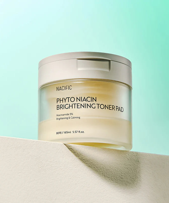 Boîte de NACIFIC Phyto Niacin Brightening Toner Pads 80 Sheets/165ML sur fond vert, promesse d'éclat et de soin pour votre peau.