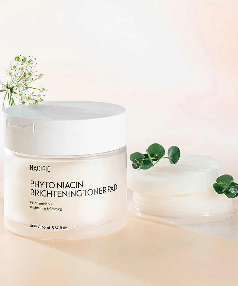 NACIFIC Phyto Niacin Brightening Toner Pads 80 Sheets/165ML sur fond neutre avec fleurs et feuilles pour illustration de beauté