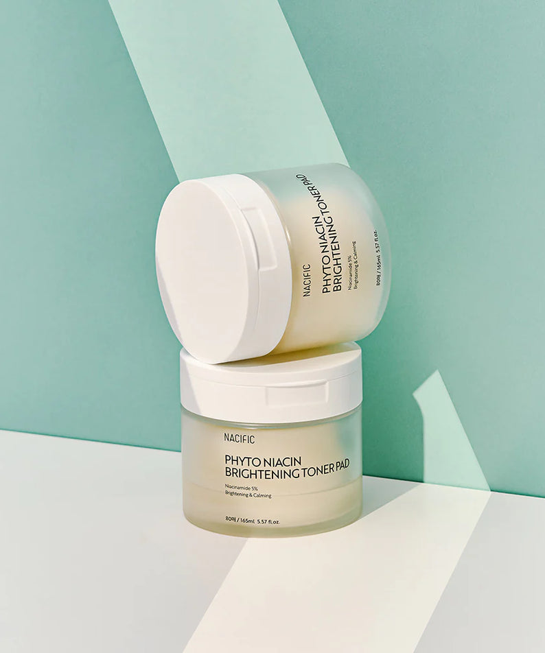 NACIFIC Phyto Niacin Brightening Toner Pads 80 Sheets/165ML sur fond vert élégant.