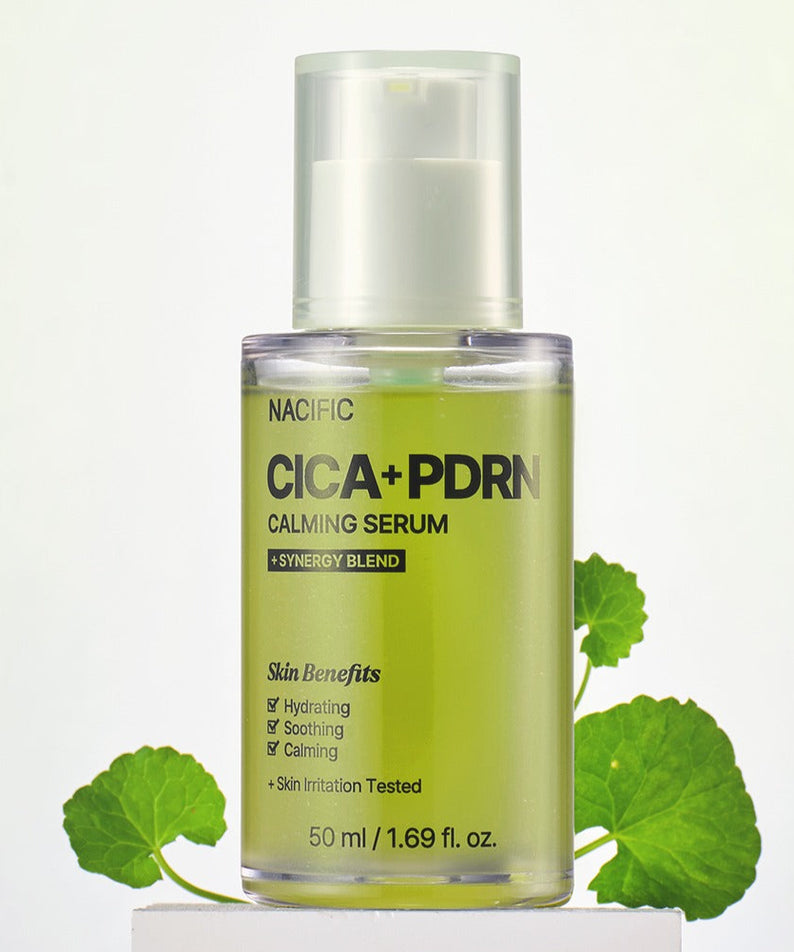 Flacon de NACIFIC Fresh Cica PDRN Calming Serum 50ml avec fond floral, sérum apaisant pour la peau.