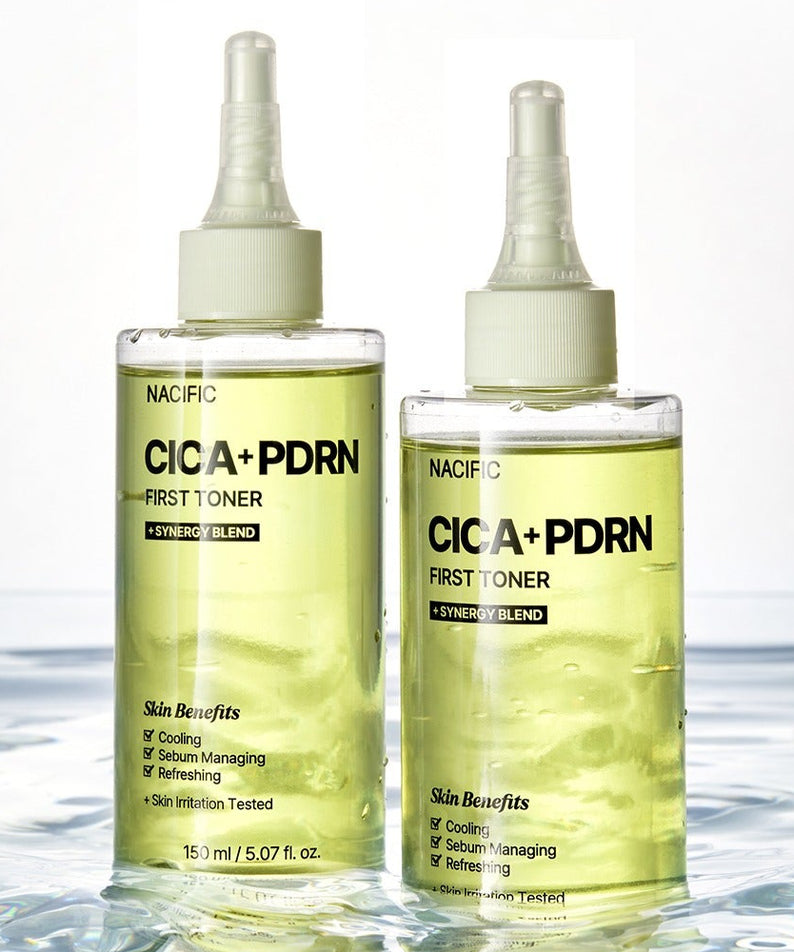 Deux bouteilles de NACIFIC Fresh Cica PDRN First Toner 150ml sur fond aquatique.