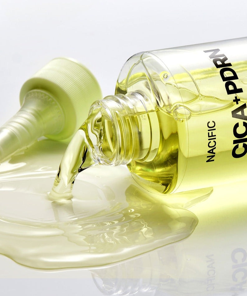 Bouteille renversée de NACIFIC Fresh Cica PDRN First Toner 150ml déversant toner sur une surface blanche