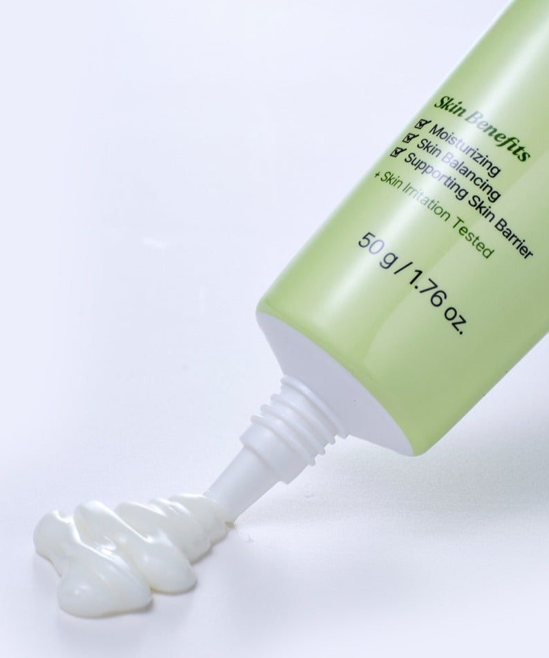 Crème NACIFIC Fresh Cica PDRN Barrier 50g, hydratante et apaisante pour la peau, tube vert avec crème sortant.