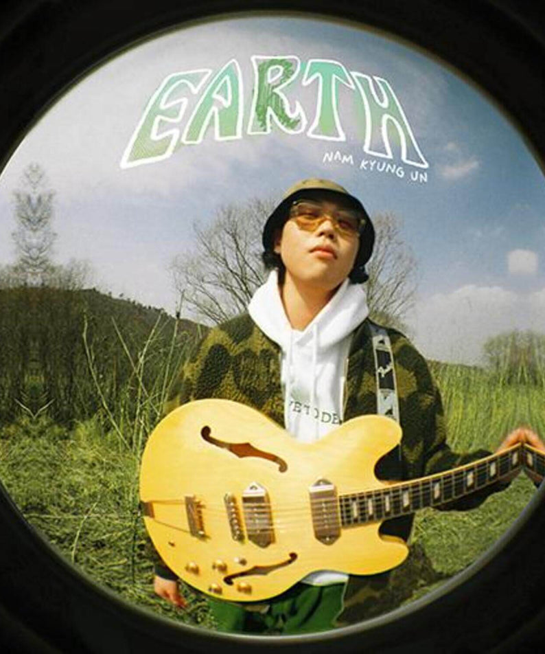 NAM KYUNG UN - [earth] - Album Kpop : NAM KYUNG UN en guitare jaune, décor nature, visuel rond, marque Nam Kyung Un.