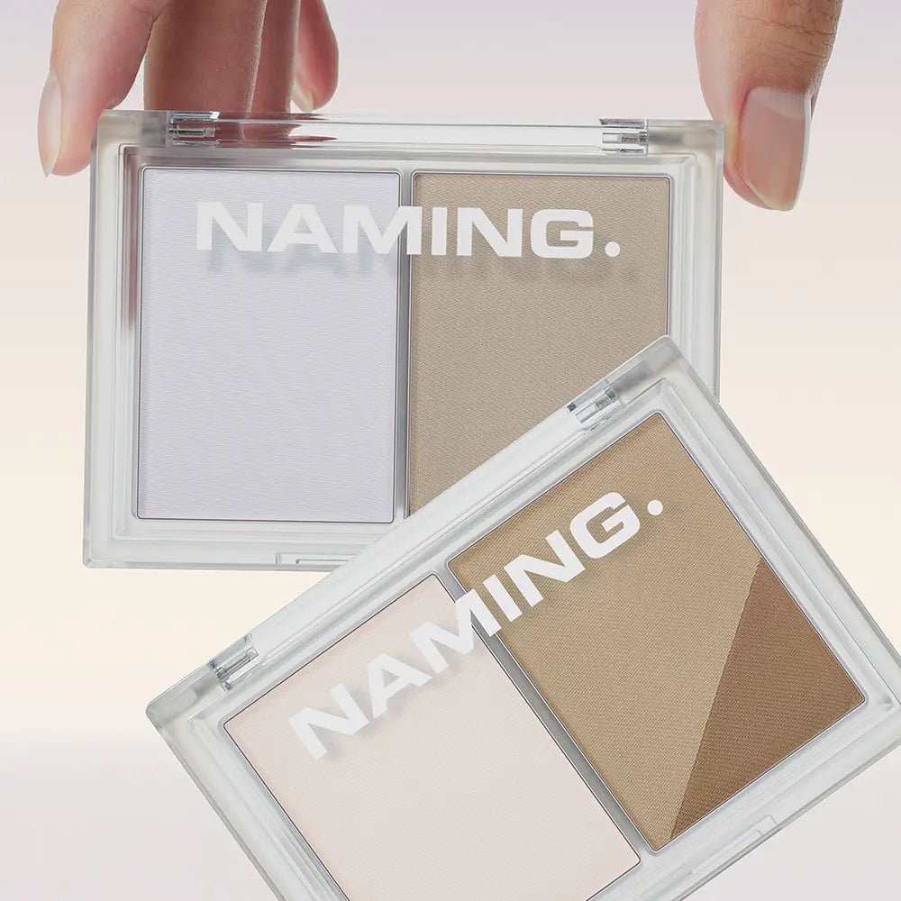 NAMING Fluffy Volume & Shading Duo de la marque NAMING, palette yeux en mains, maquillage sur fond clair.