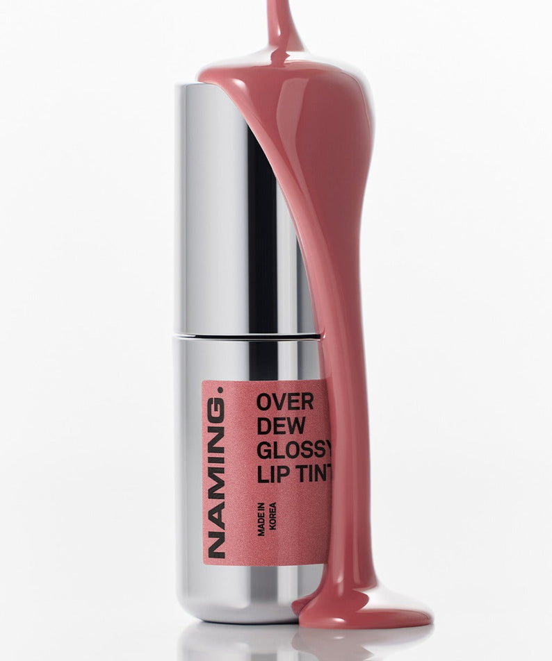 NAMING Overdew Glossy Lip Tint, tube argenté avec embout, reflet luisant sur fond blanc, maquillage lèvres.