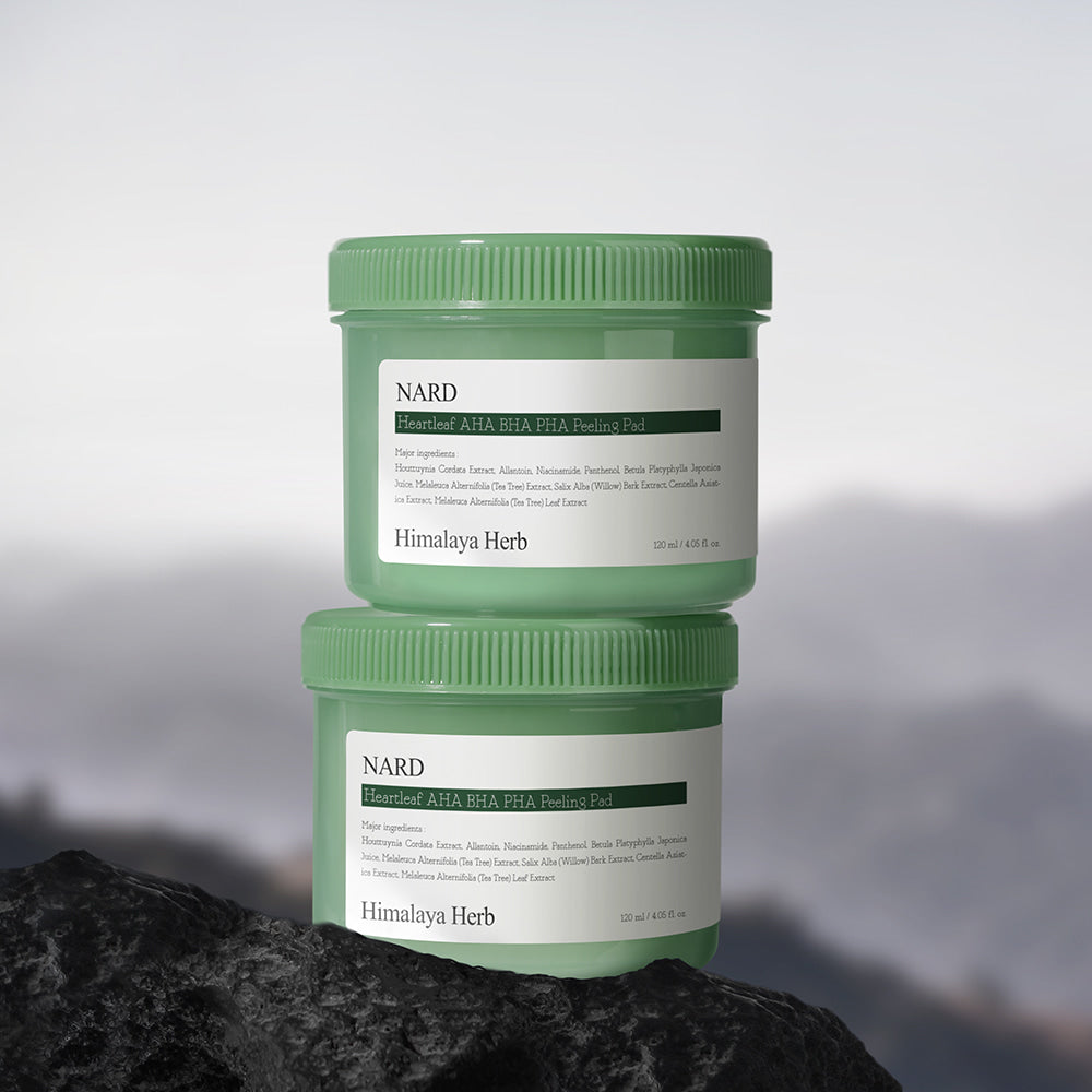 NARD AHA BHA PHA Peeling Pads 120ml 70 sheets NARD sur fond nature, deux pots verts en studio