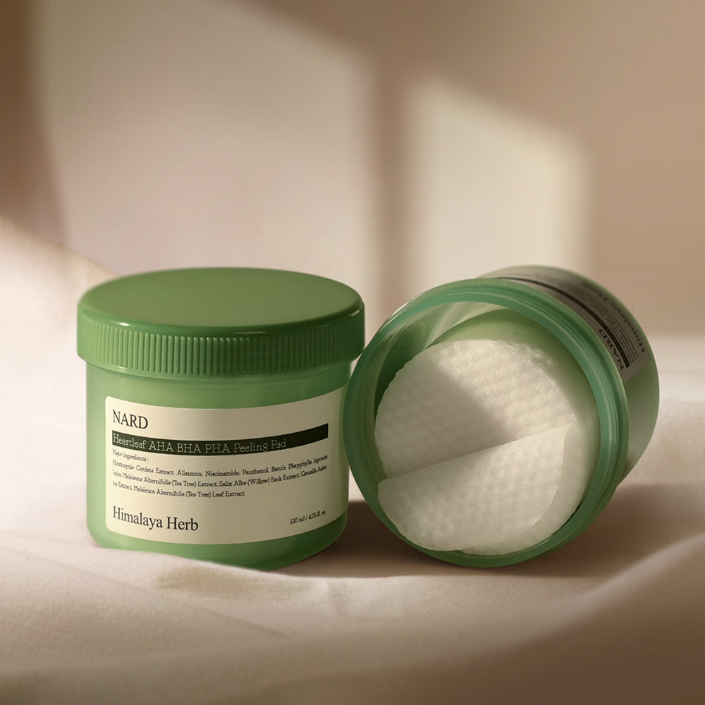NARD AHA BHA PHA Peeling Pads 120ml 70 sheets : pots verts NARD avec disques de peeling sur fond clair