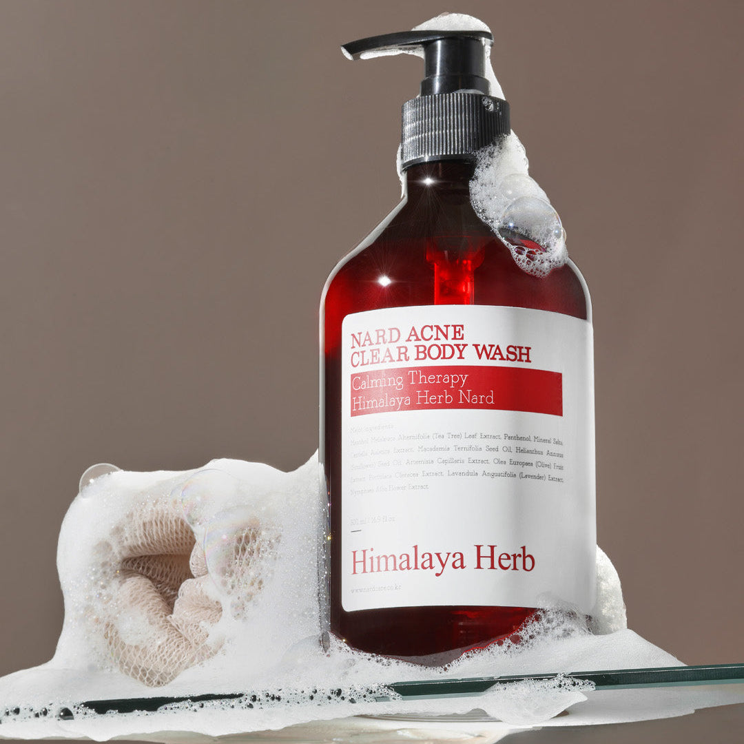 NARD Acne Relief Body Wash 500ml NARD en flacon avec pompe, mousse et bain de douche, peau/acné en contexte visuel