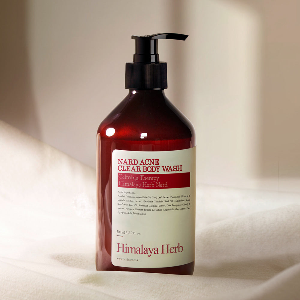 NARD Acne Relief Body Wash 500ml, flacon Himalaya Herb noir et rouge sur fond crème, savon anti-acné en contexte salle de bain