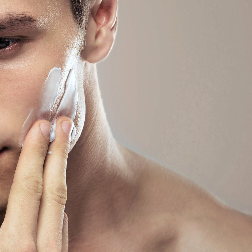 NARD  Aqua Skin Lotion 2 Pieces Set For  Men 200ml, homme appliquant la lotion sur le visage, texture hydratante visible