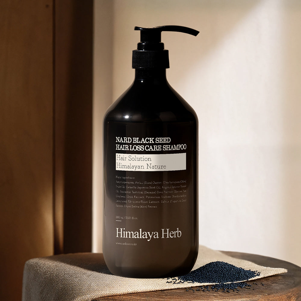 NARD Black Seed Anti-Hair Loss Shampoo 500ml NARD sur serviette, salle de bain, flacon noir avec pompe (Himalaya Herb)