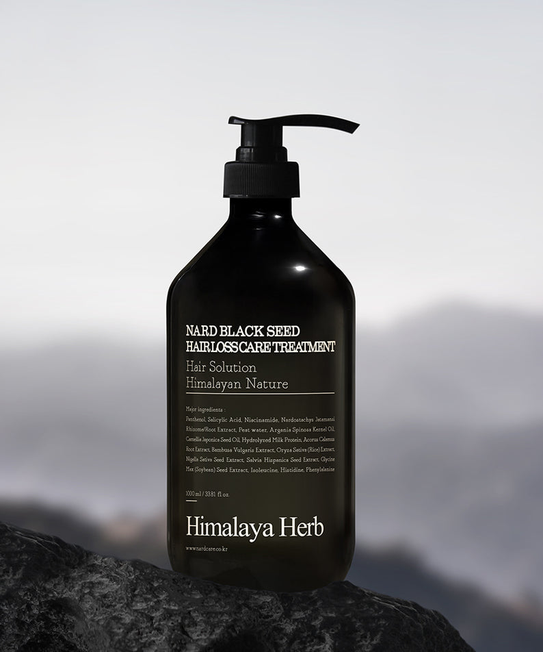 NARD Black Seed Hair Loss Treatment 1000ml de la marque NARD, flacon noir sur fond montagneux, traitement anti-chute.