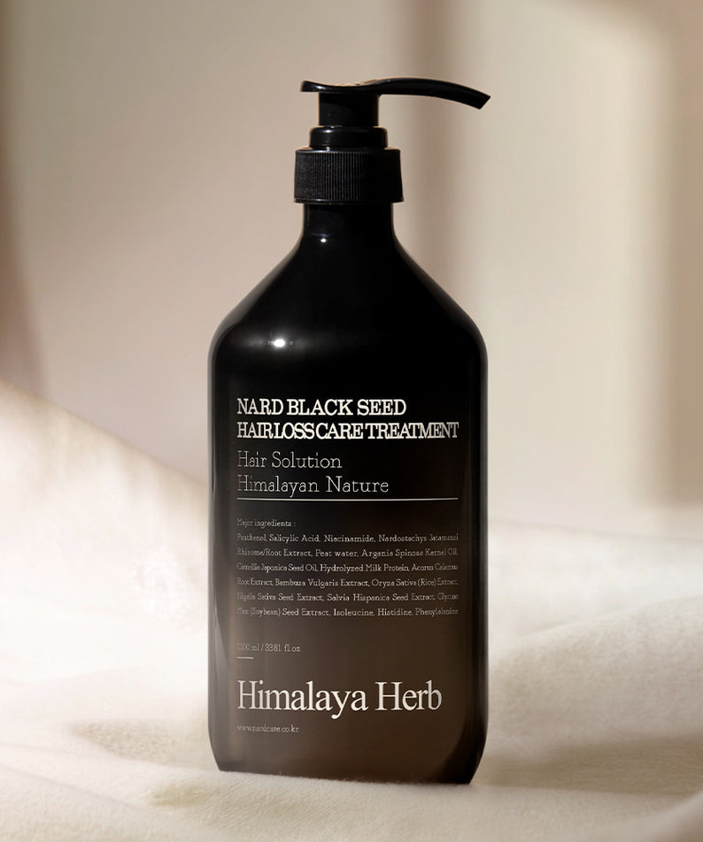 NARD Black Seed Hair Loss Treatment 1000ml, flacon noir avec pompe, marque NARD sur fond clair, contexte salle de bain