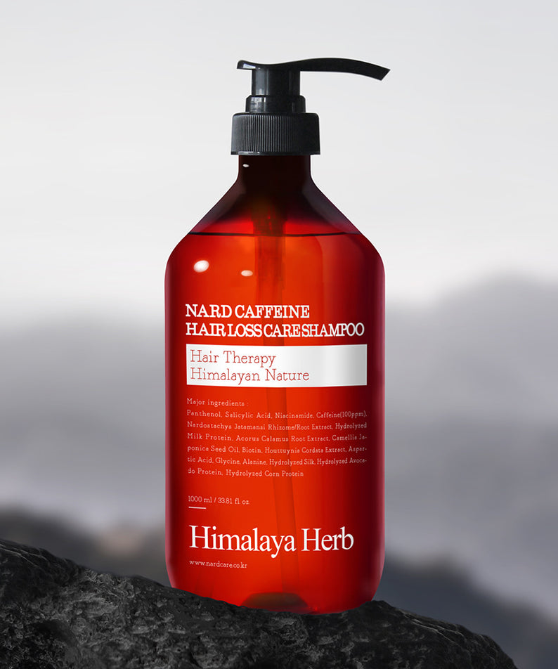 NARD Caffeine Anti-Hair Loss Shampoo 1000ml, flacon rouge avec pompe sur pierre, marque NARD, contexte spa/relaxant