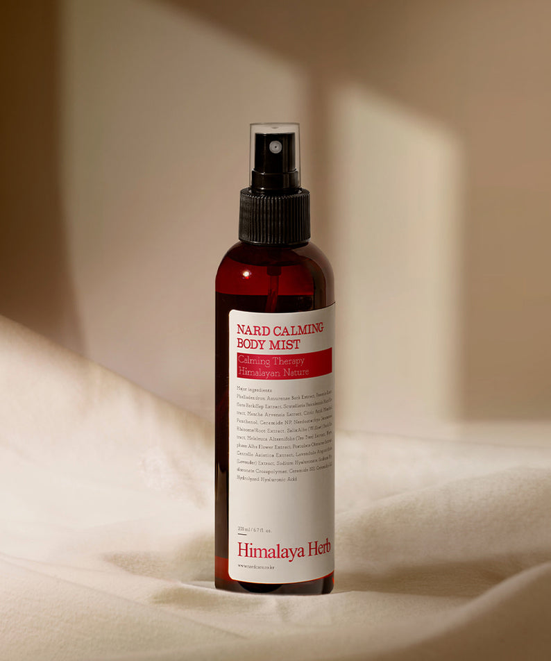 NARD Calming Body Mist 200ml de la marque NARD, flacon spray sur drap clair, ambiance spa et relaxante.