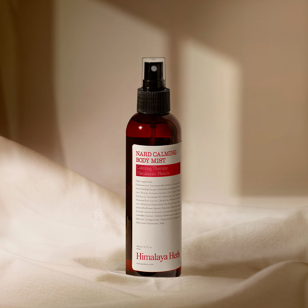 NARD Calming Body Mist 200ml de la marque NARD, flacon spray sur drap clair, ambiance spa et relaxante.