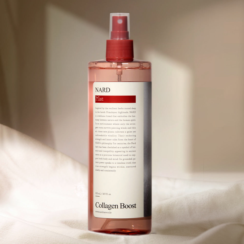 NARD Collagen Mist 500ml de la marque NARD, flacon spray sur linge clair, lumière douce en studio