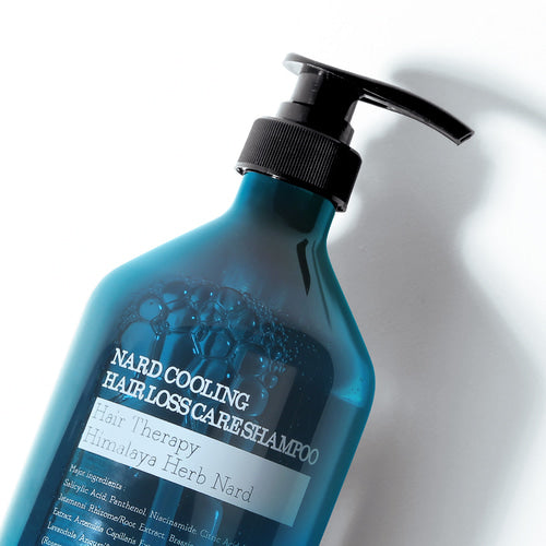 Décris l'image en français en mentionnant le produit, la marque et le contexte visuel : NARD Cooling Anti-Hair Loss Shampoo 500ml