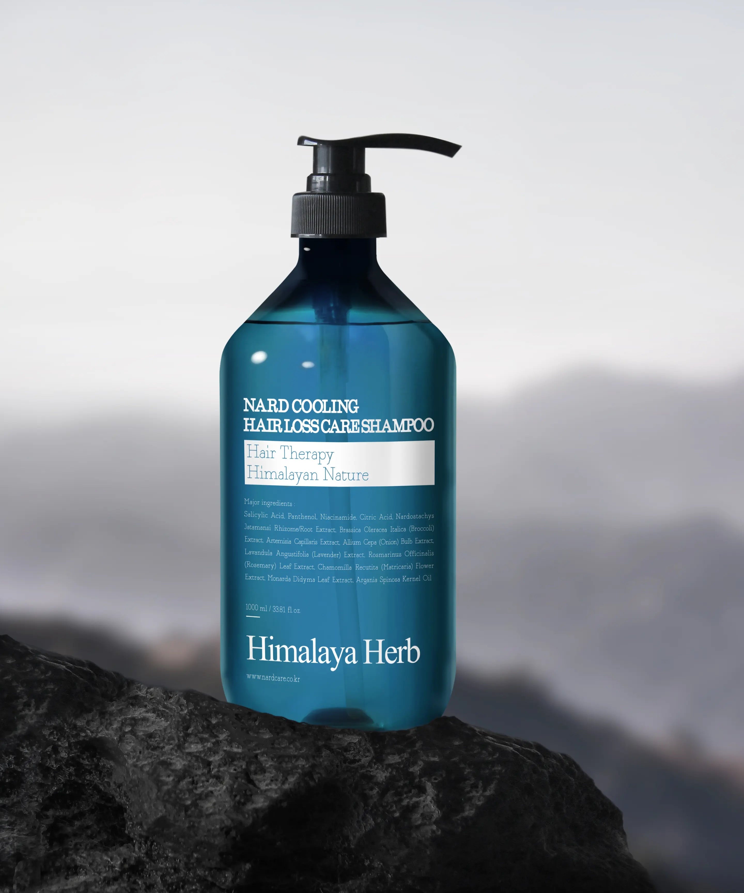 NARD Cooling Anti-Hair Loss Shampoo 500ml, flacon bleu Himalaya Herb sur rocher, ambiance montagne, produit en gros plan