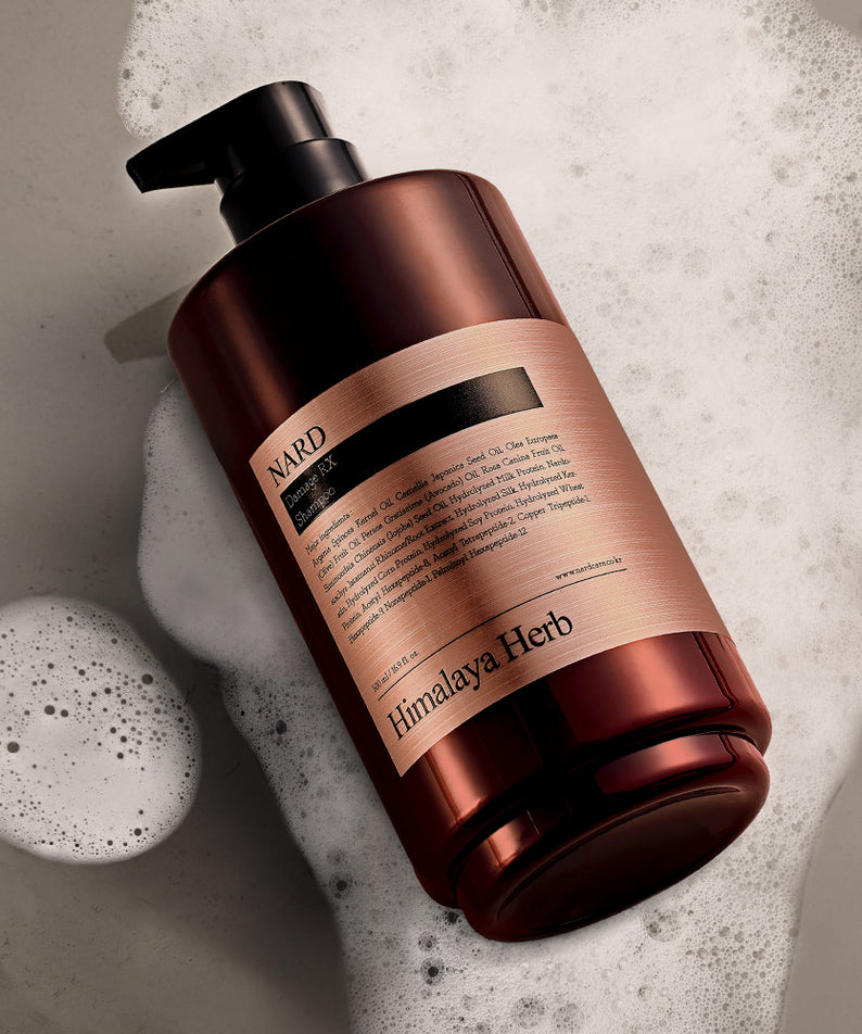 NARD Damage RX Shampoo 500ml de NARD, flacon bronze sur fond crème avec mousse, vue produit en gros plan