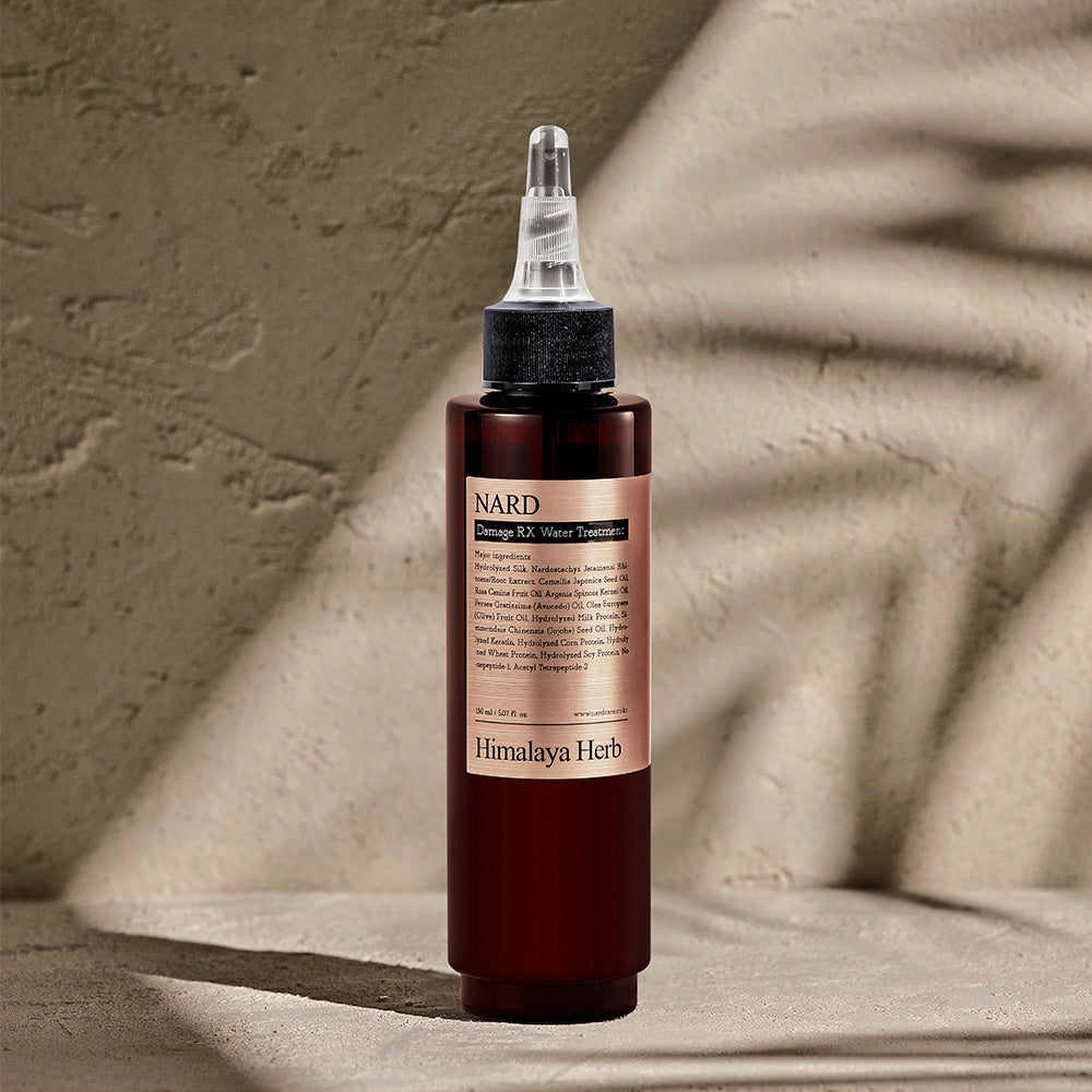 NARD Damage RX Water Treatment 150ml, spray de la marque NARD sur fond tissu beige, lumière naturelle, flacon brun