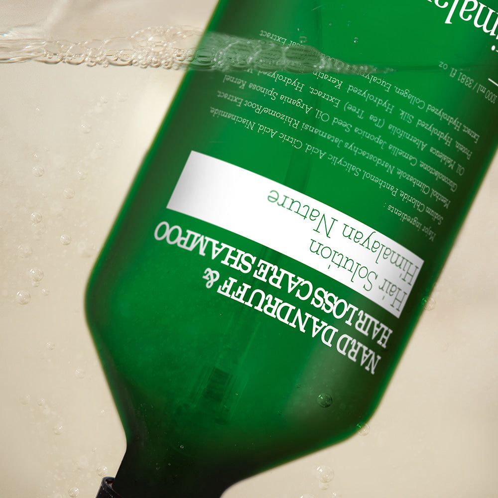 NARD Dandruff Care Hair Loss Shampoo 1000ml, flacon vert sur fond salle de bain, contexte douche et texture moussante