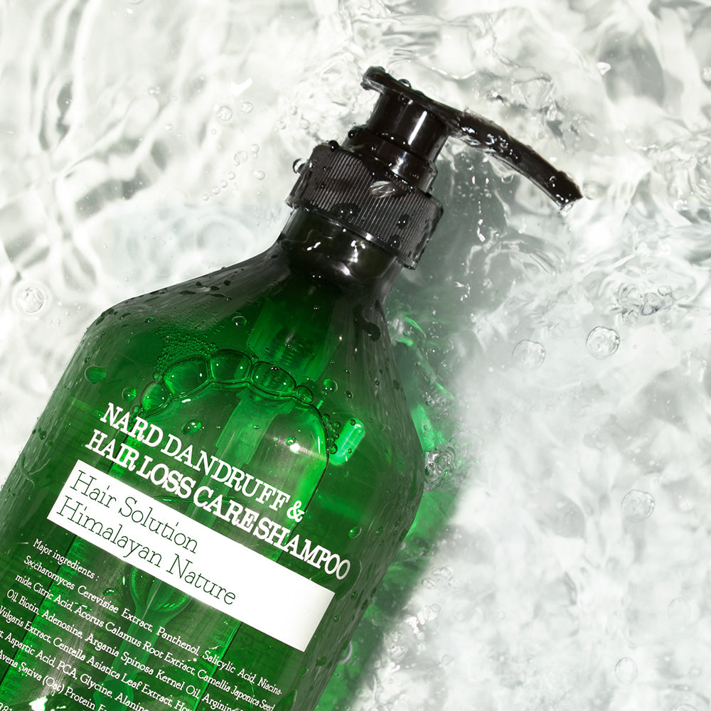 NARD Dandruff Care Hair Loss Shampoo 1000ml de la marque NARD, flacon vert avec mousse d’eau sur fond blanc.