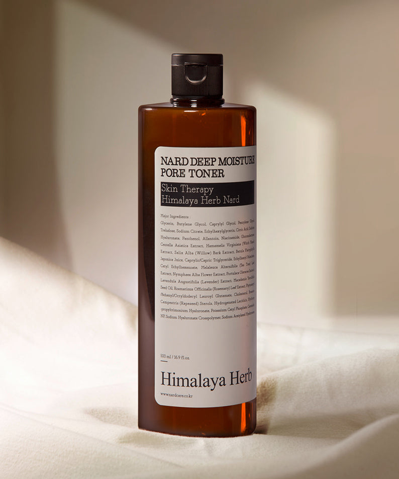 NARD Deep Moisture Pore Toner 500ml de la marque NARD, flacon ambre sur drap blanc, ambiance soins beauté.