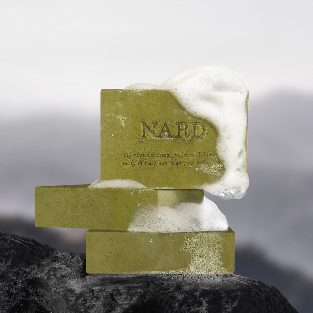 Décris l'image en français : NARD Eoseongcho Soap 100g x 2, marque NARD, savons verts sur fond sombre et blanc.