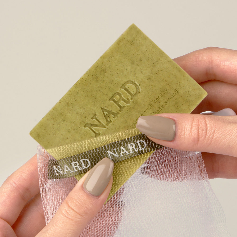 Décris l'image en français en mentionnant le produit, la marque et le contexte visuel. NARD Eoseongcho Soap 100g x 2