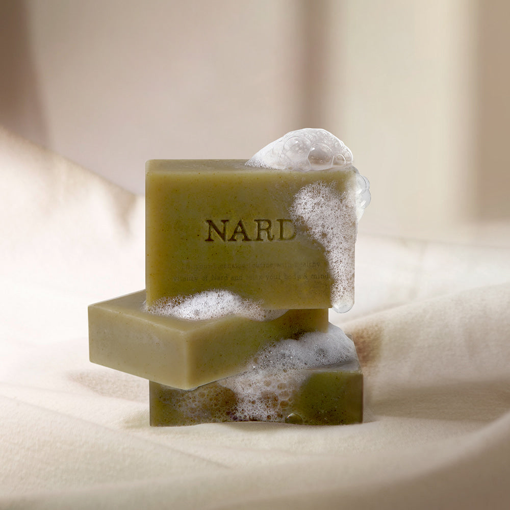 NARD Eoseongcho Soap 100g x 2 : savons NARD à la texture mousse sur fond blanc, salle de bain minimaliste