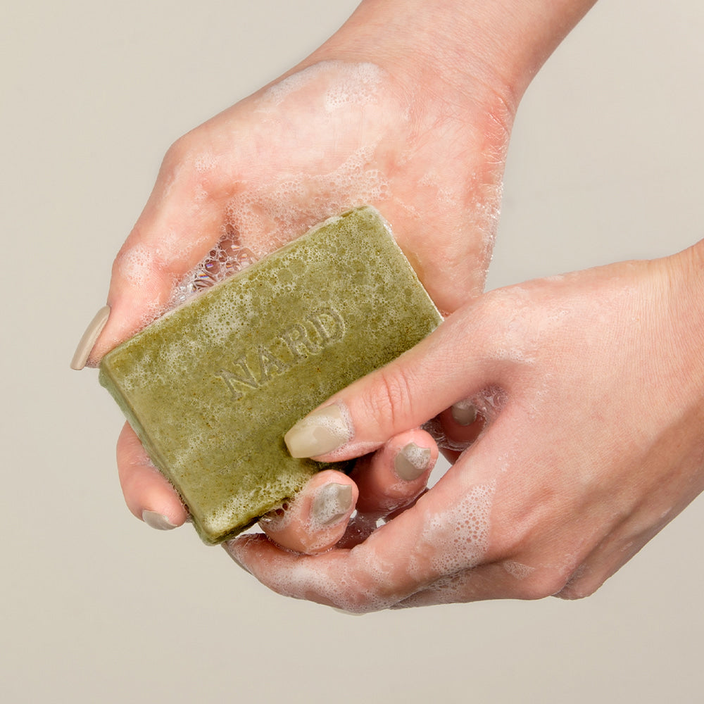 NARD Eoseongcho Soap 100g x 2, savon de la marque NARD, dans les mains avec mousse, contexte spa.