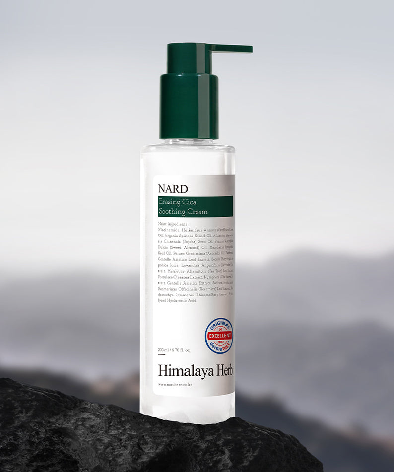 NARD Erasing Cica Soothing Cream 200ml de la marque NARD, flacon blanc vert sur roche, fond montagne, apaisant.